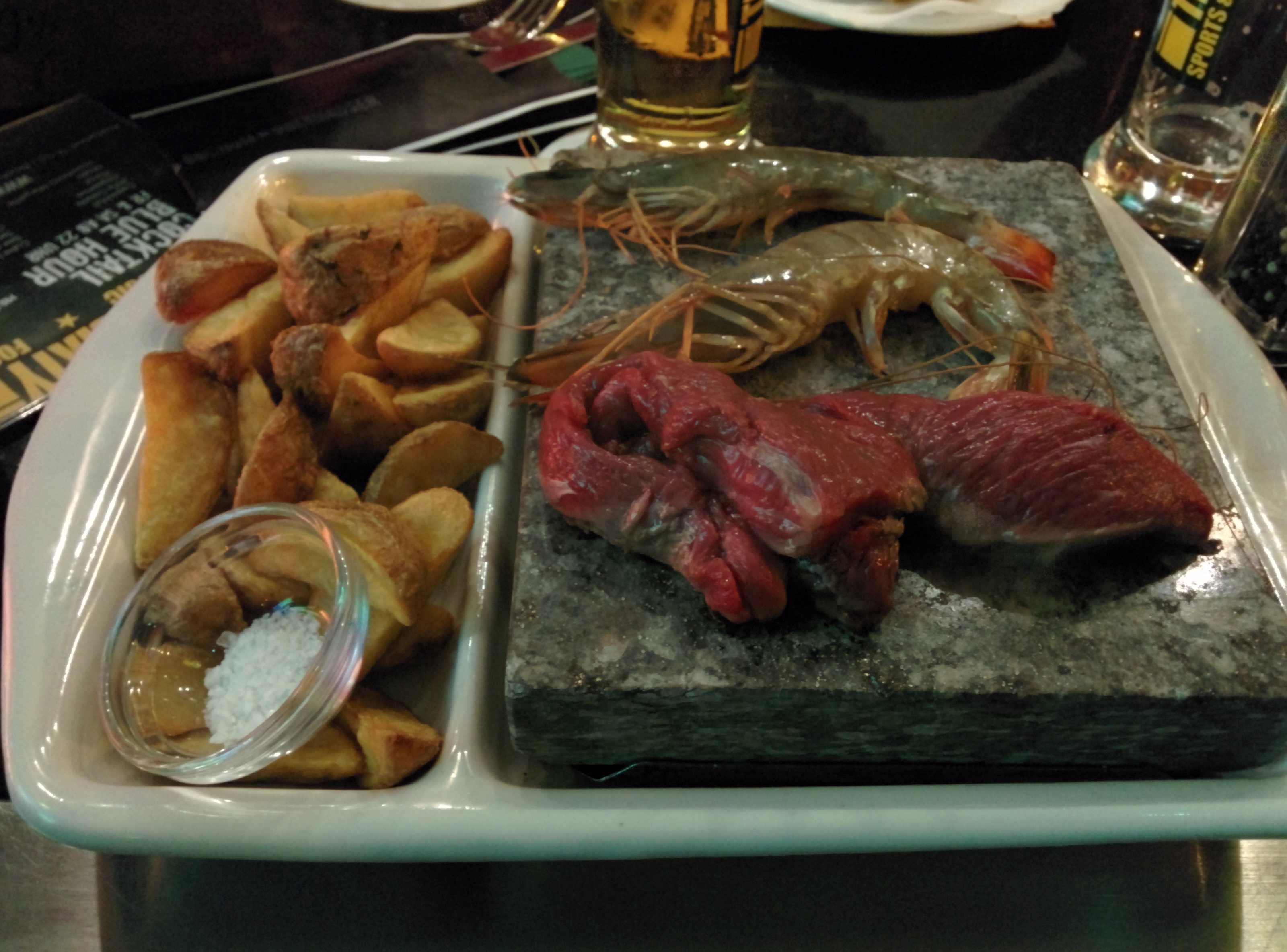 Small Starter: Reef 'N' Beef. Gambas und Rind auf heißem Stein